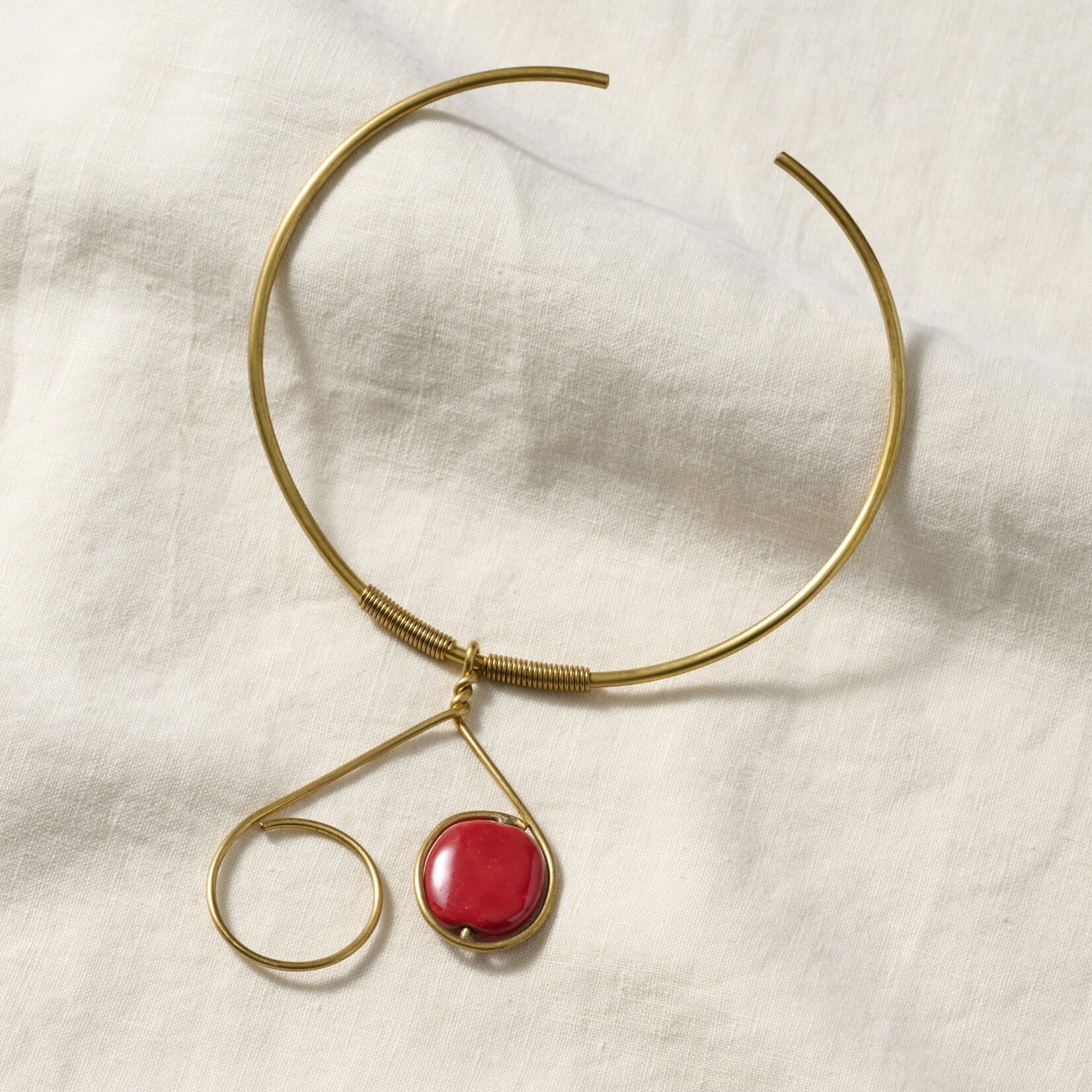 Kenya Choker W/Single Bead Cer/Br 5D Adj Red/Brass