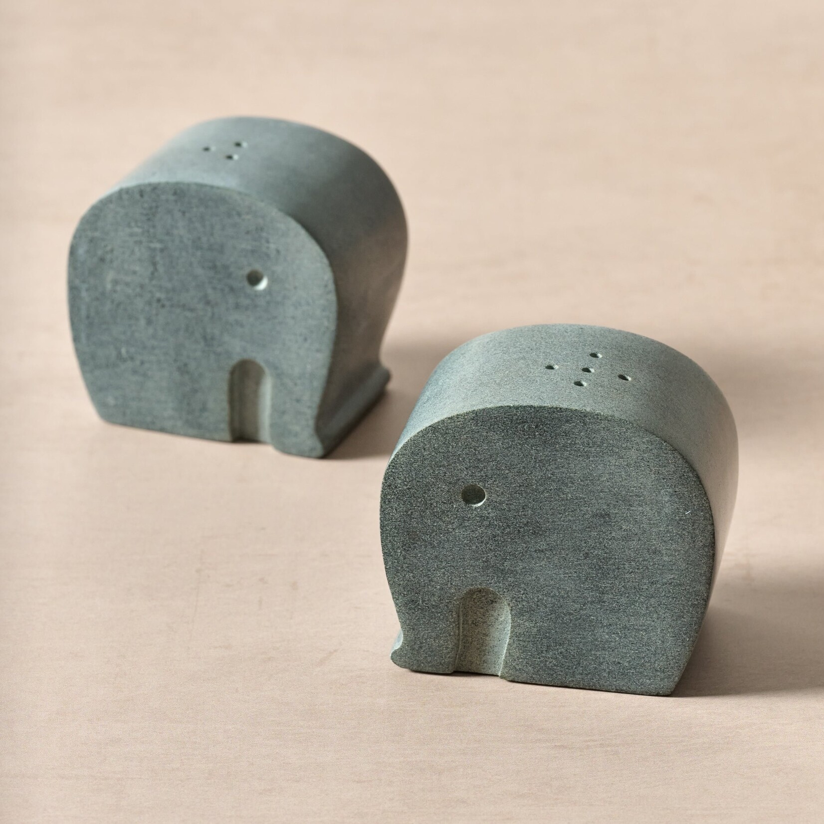 India Salt & Pepper Shakers Elephant Stn 2.5Lx2.25H Gray