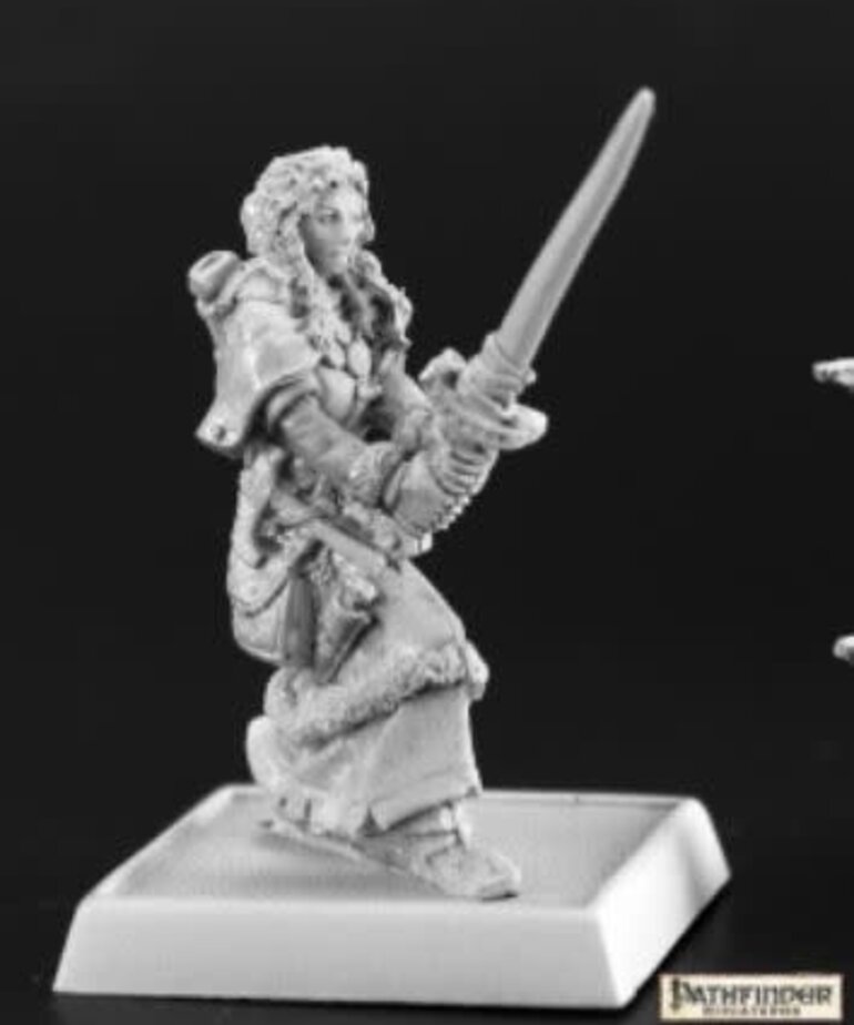 Reaper Reaper (Metal) Pathfinder Miniatures 60167 Hestrig, Female Fighter (1)