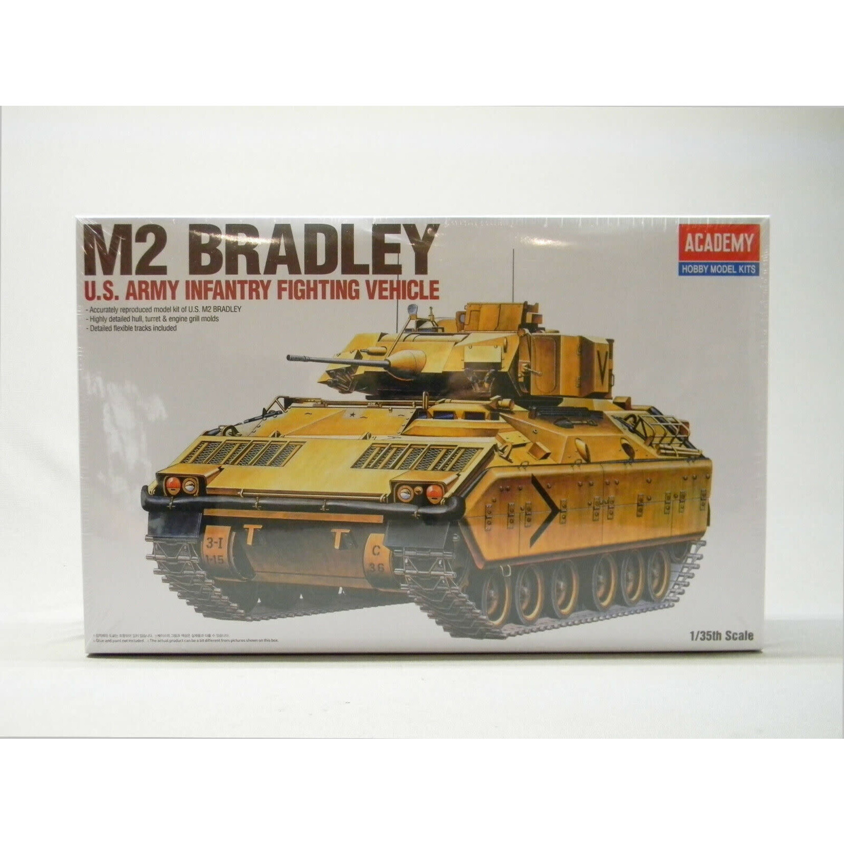 Academy Academy: 1/35 M2 Bradley US Army Infantry Fighting Vehicle