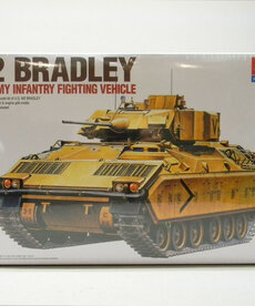 Academy Academy: 1/35 M2 Bradley US Army Infantry Fighting Vehicle