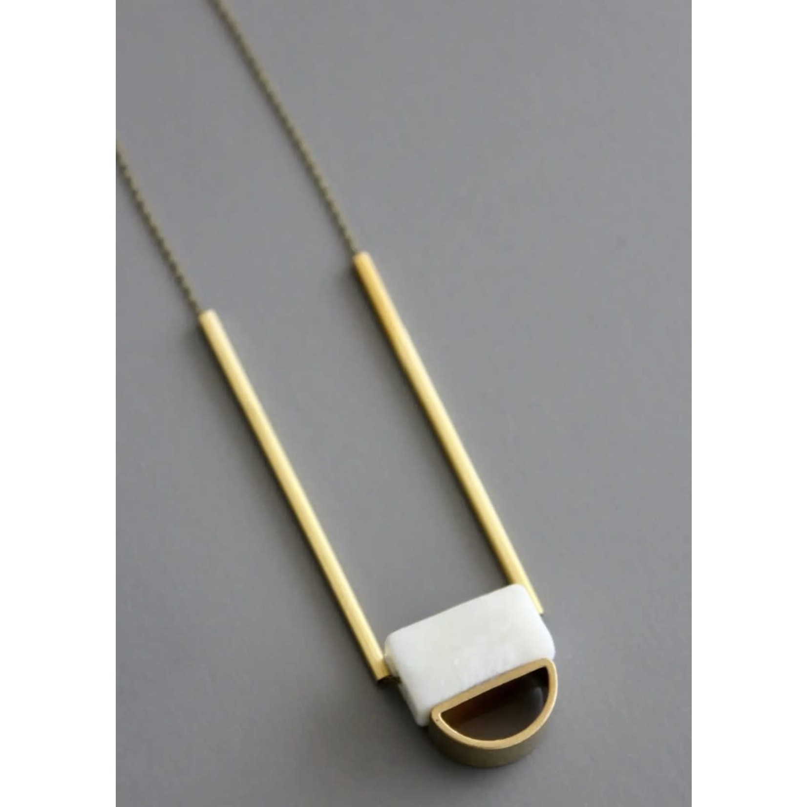 DAVID AUBREY SMALL WHITE AGATE AND BRASS PENDANT CHAIN NECKLACE