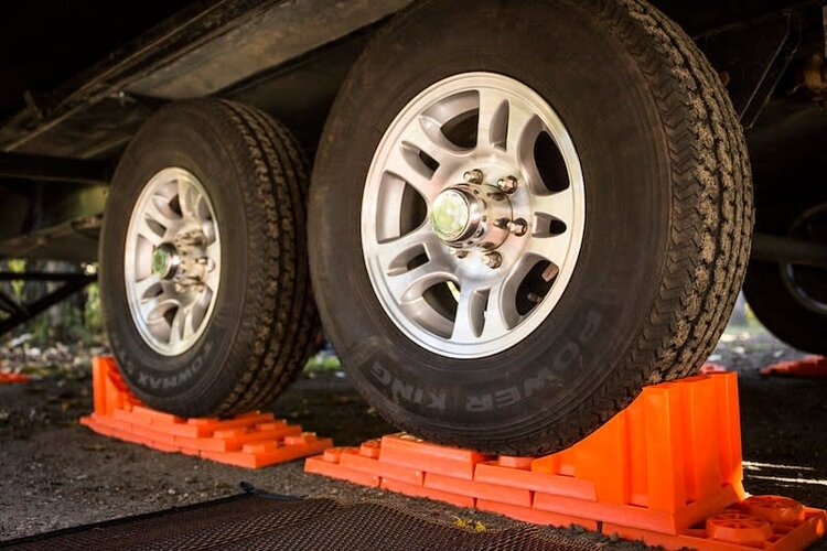 Tri-Lynx Trailer Leveling Kit; With Four 00019 Leveling Block/ Two 00018 Wheel Chock/ Lynx Blue Bag