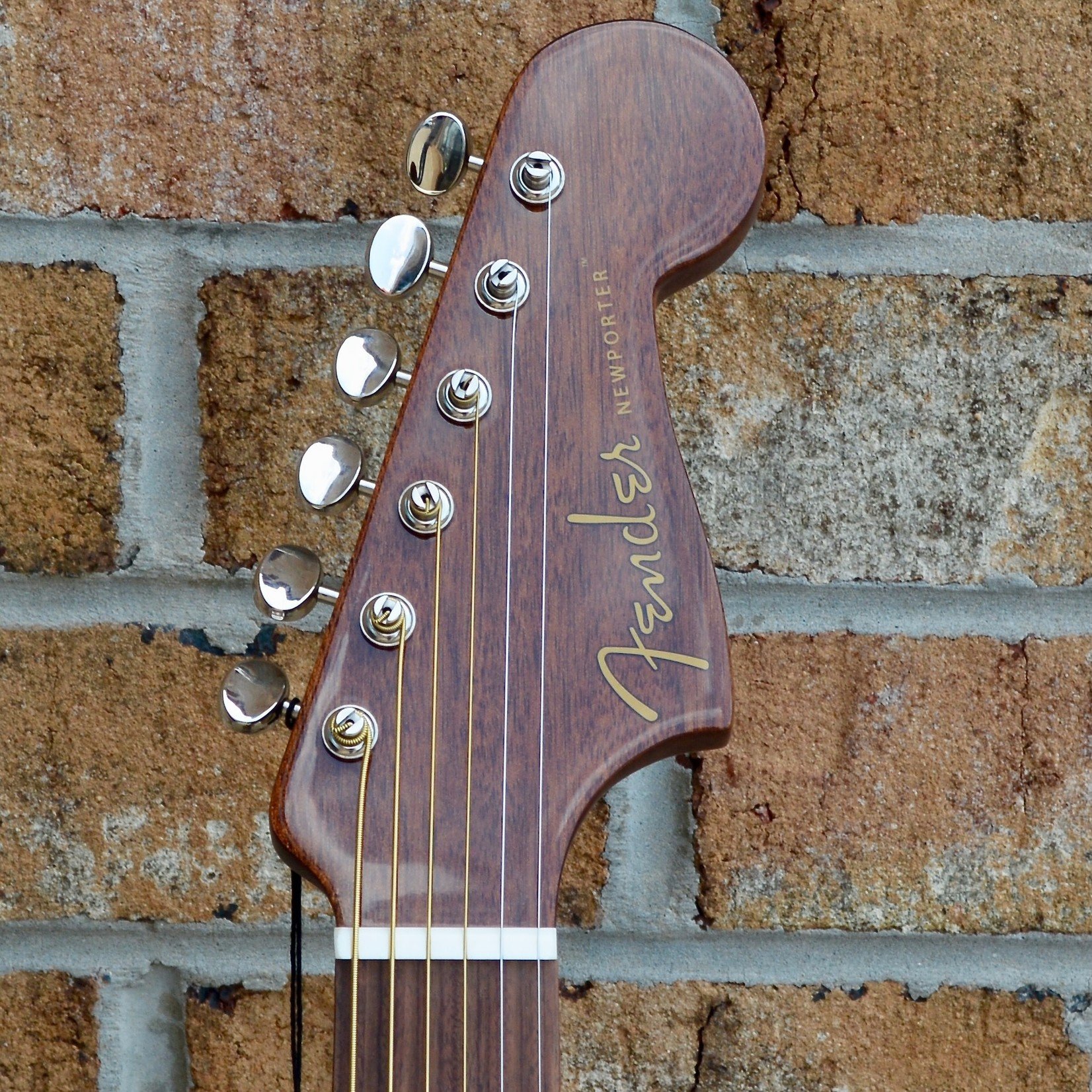 Fender Fender Newporter Classic with Gig Bag, Pau Ferro Fingerboard, Aged Cognac Burst