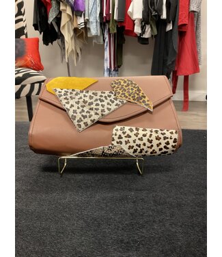 W Unique Patch Leather Clutch (FA24)