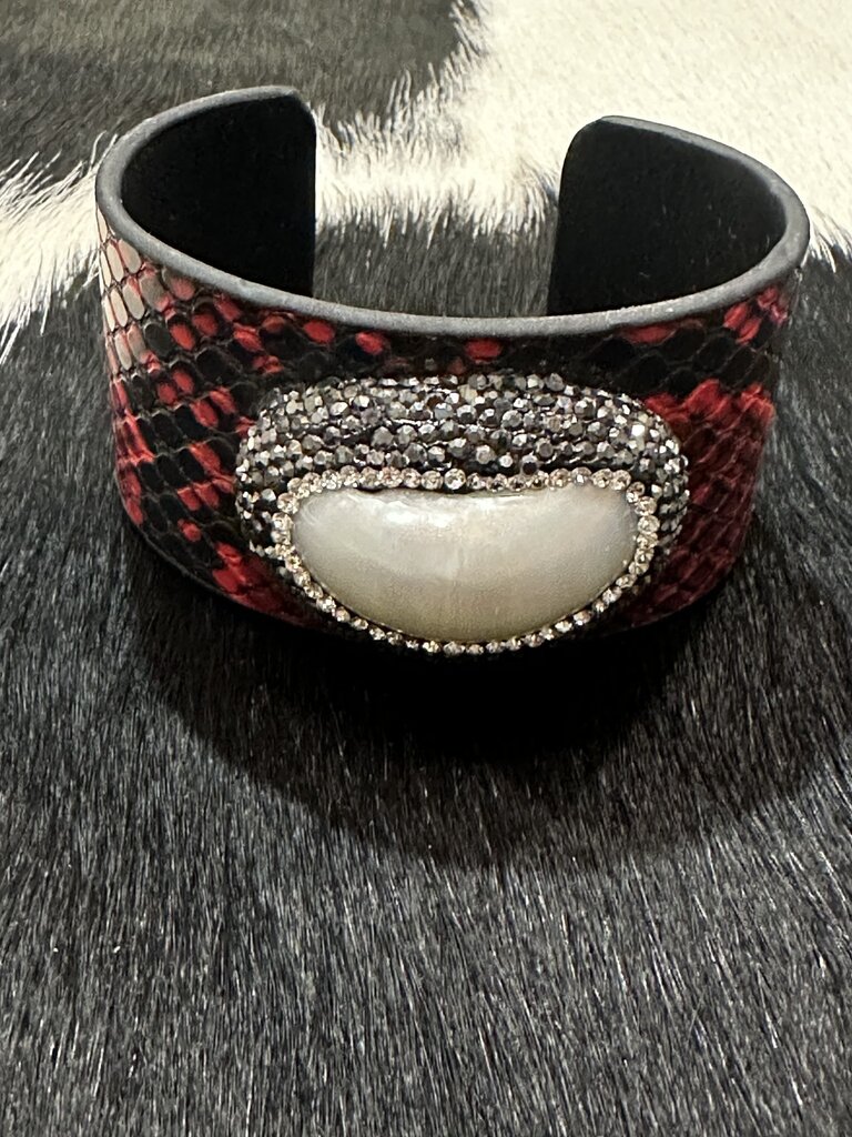 W Red and Black Bracelet With Pearl
