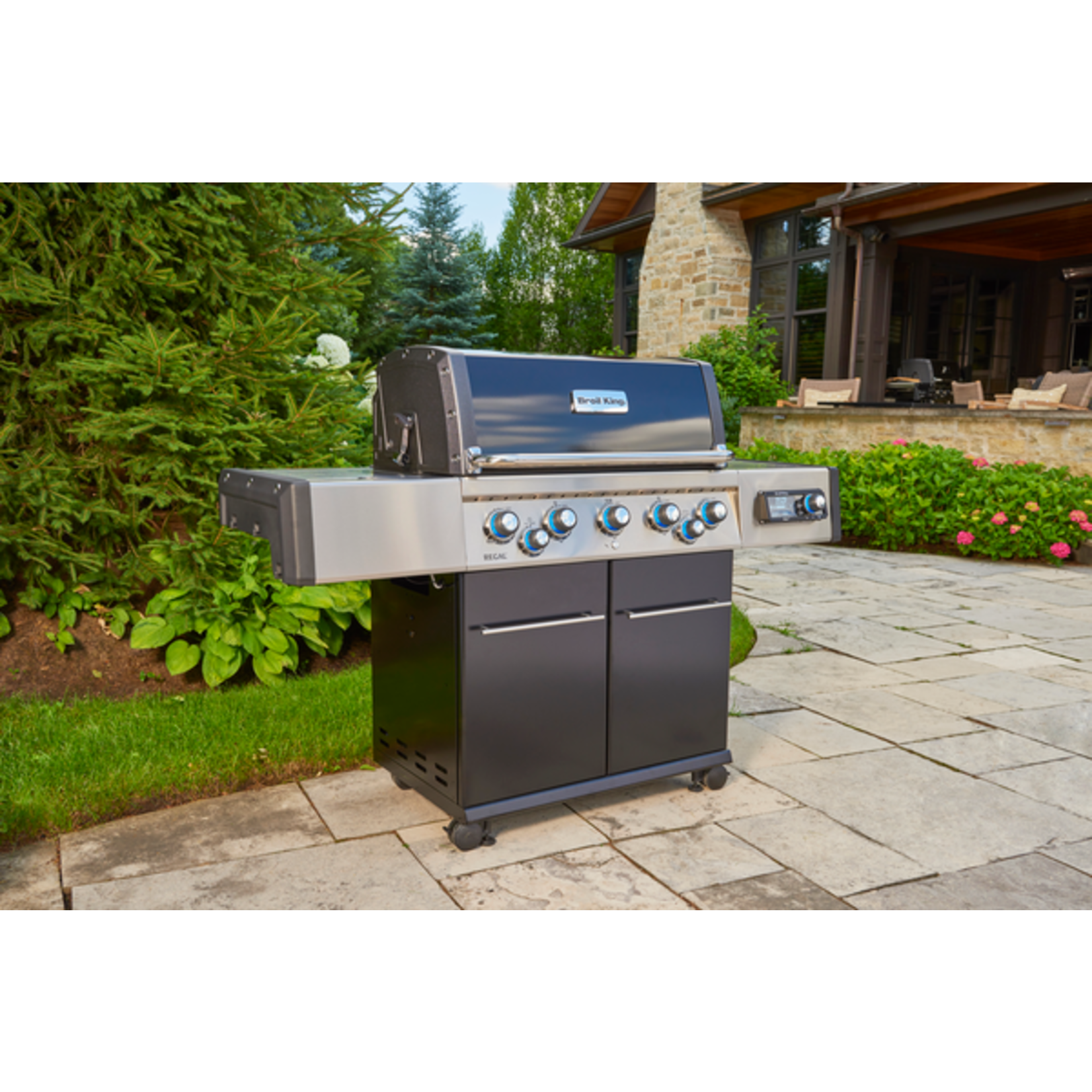 Broil King Regal™ Q 590 Pro IR NG (Save $200.00)