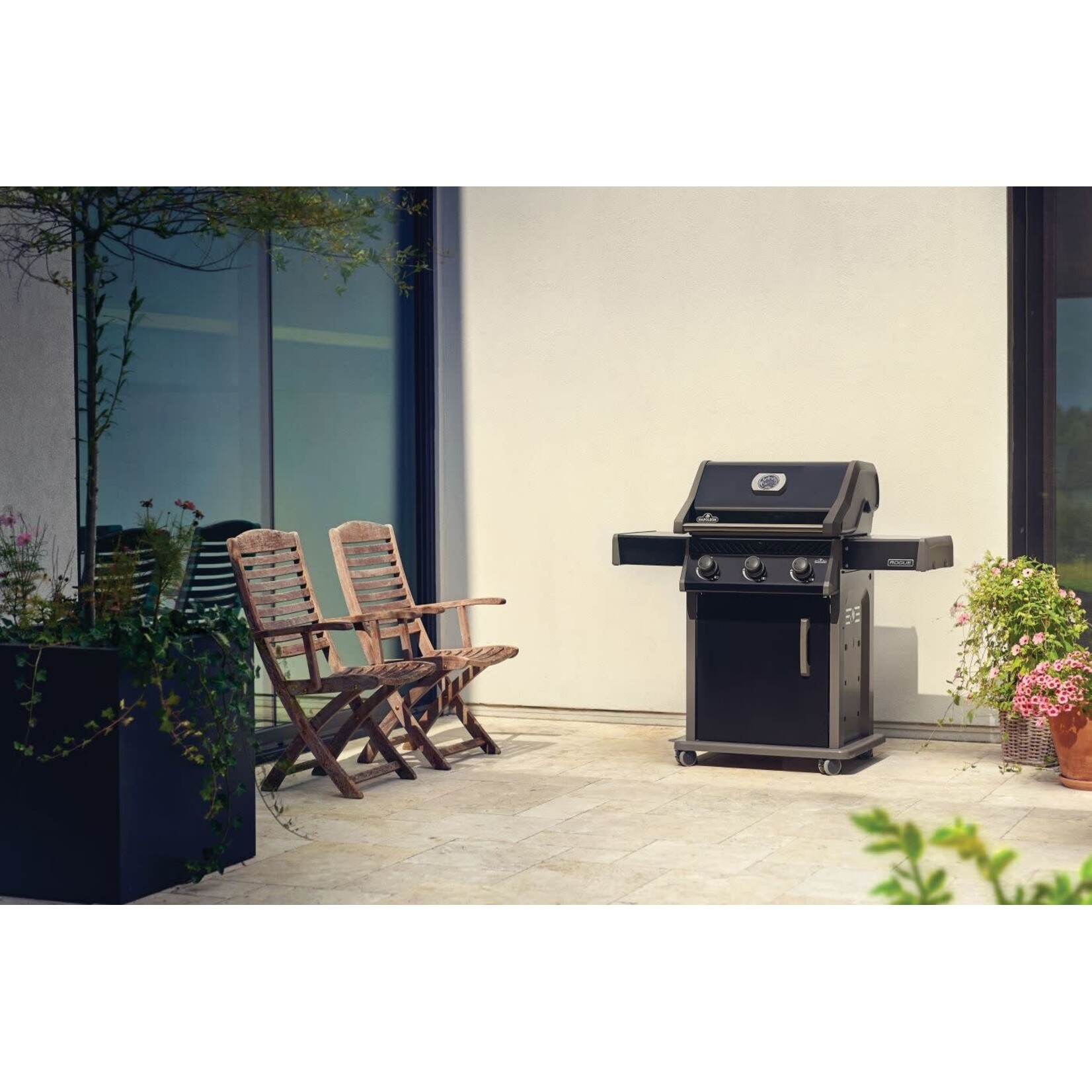 Napoleon Rogue® 425 Propane Gas Grill, Black