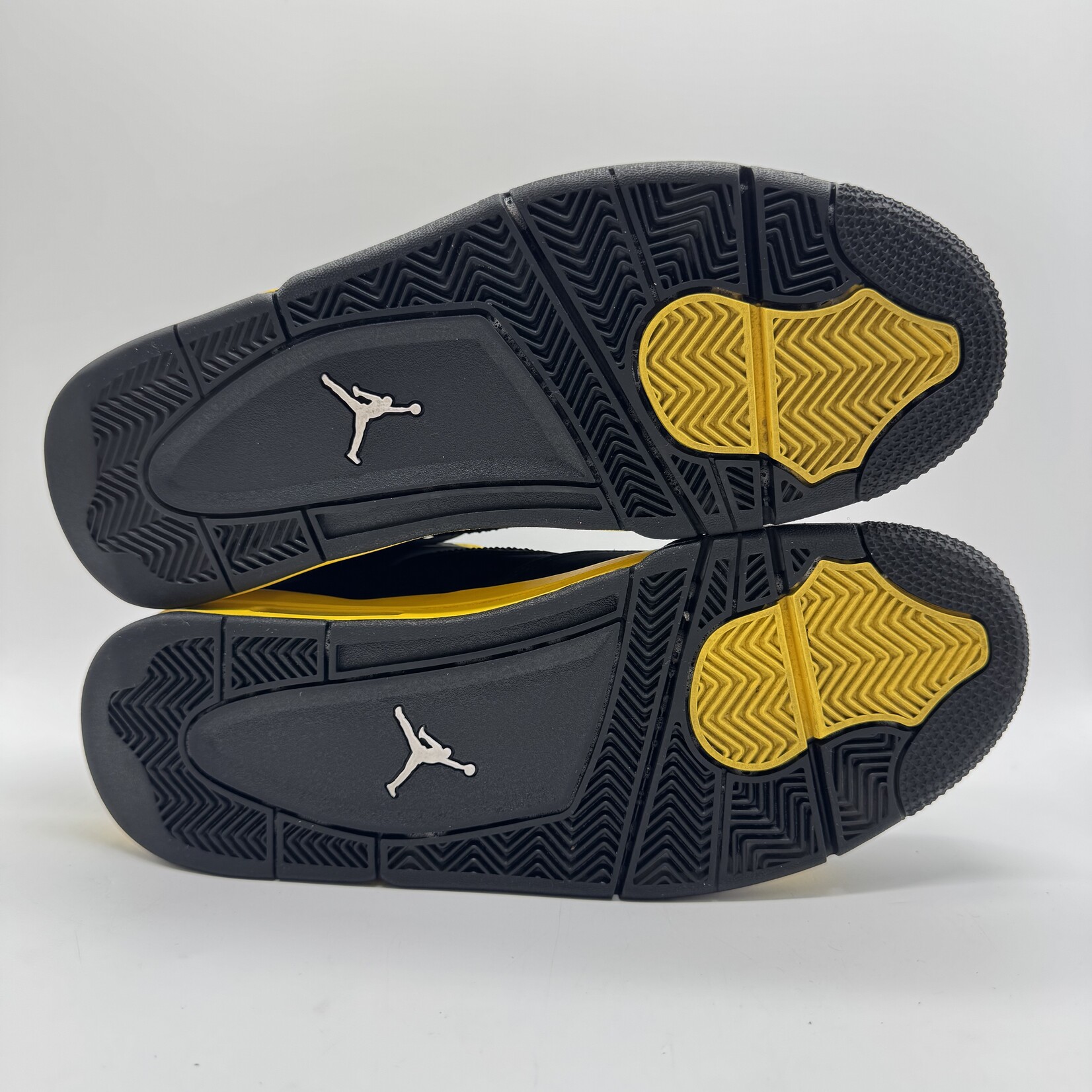 Jordan 4 Retro Thunder (2023)