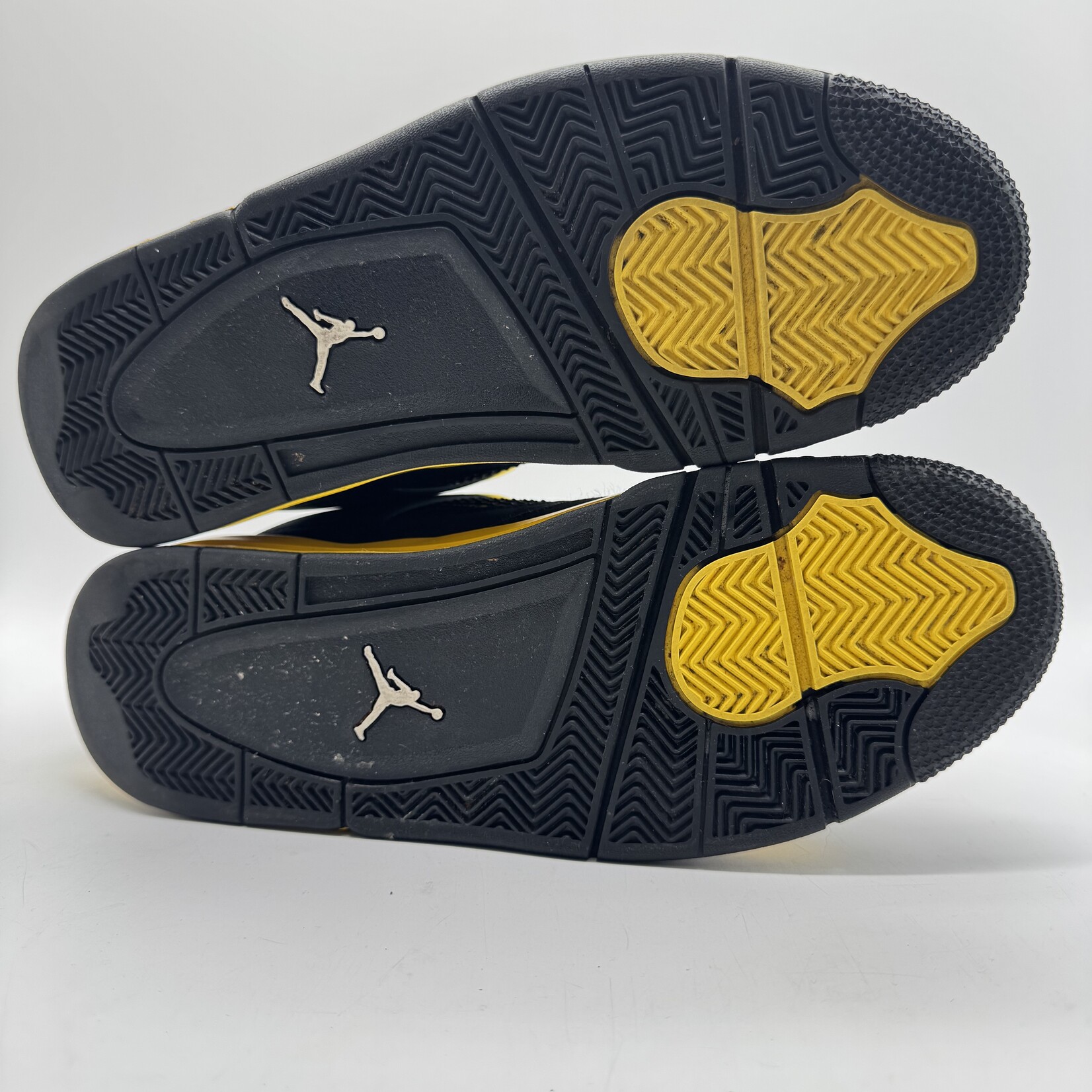 Jordan 4 Retro Thunder (2023)