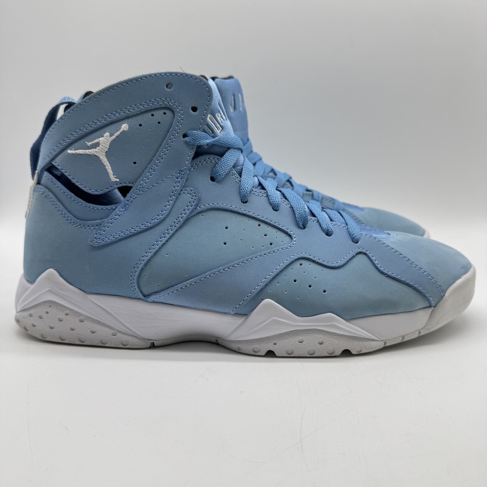 Jordan 7 Retro Pantone