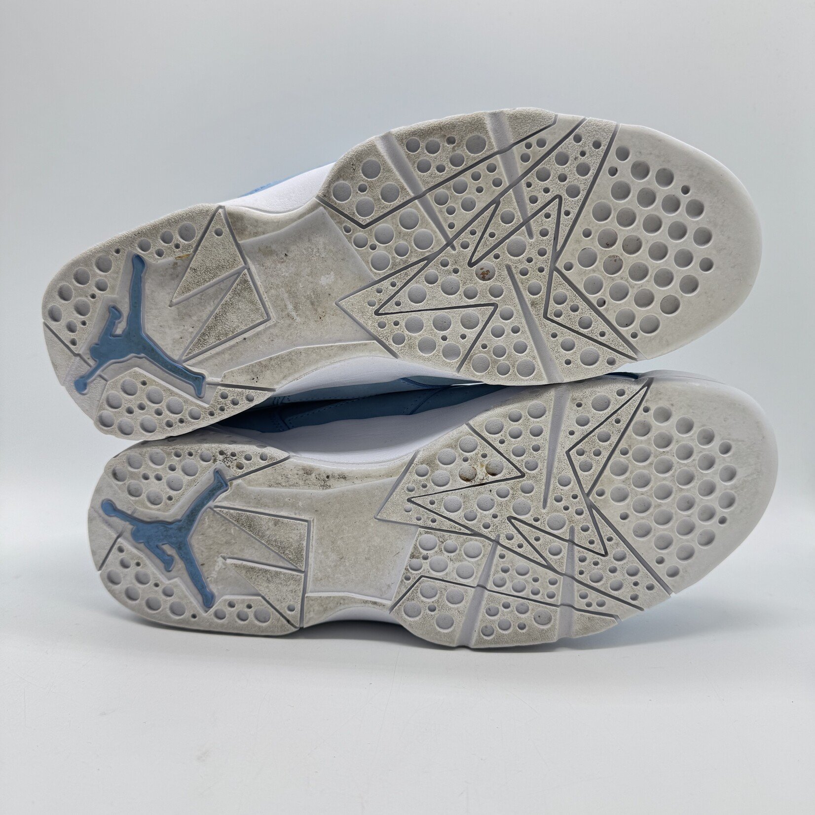 Jordan 7 Retro Pantone