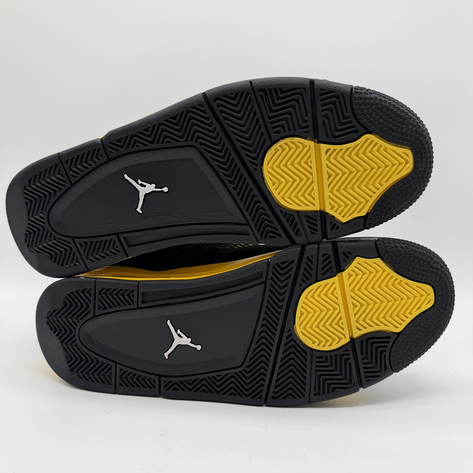 Jordan 4 Retro Thunder (2023)