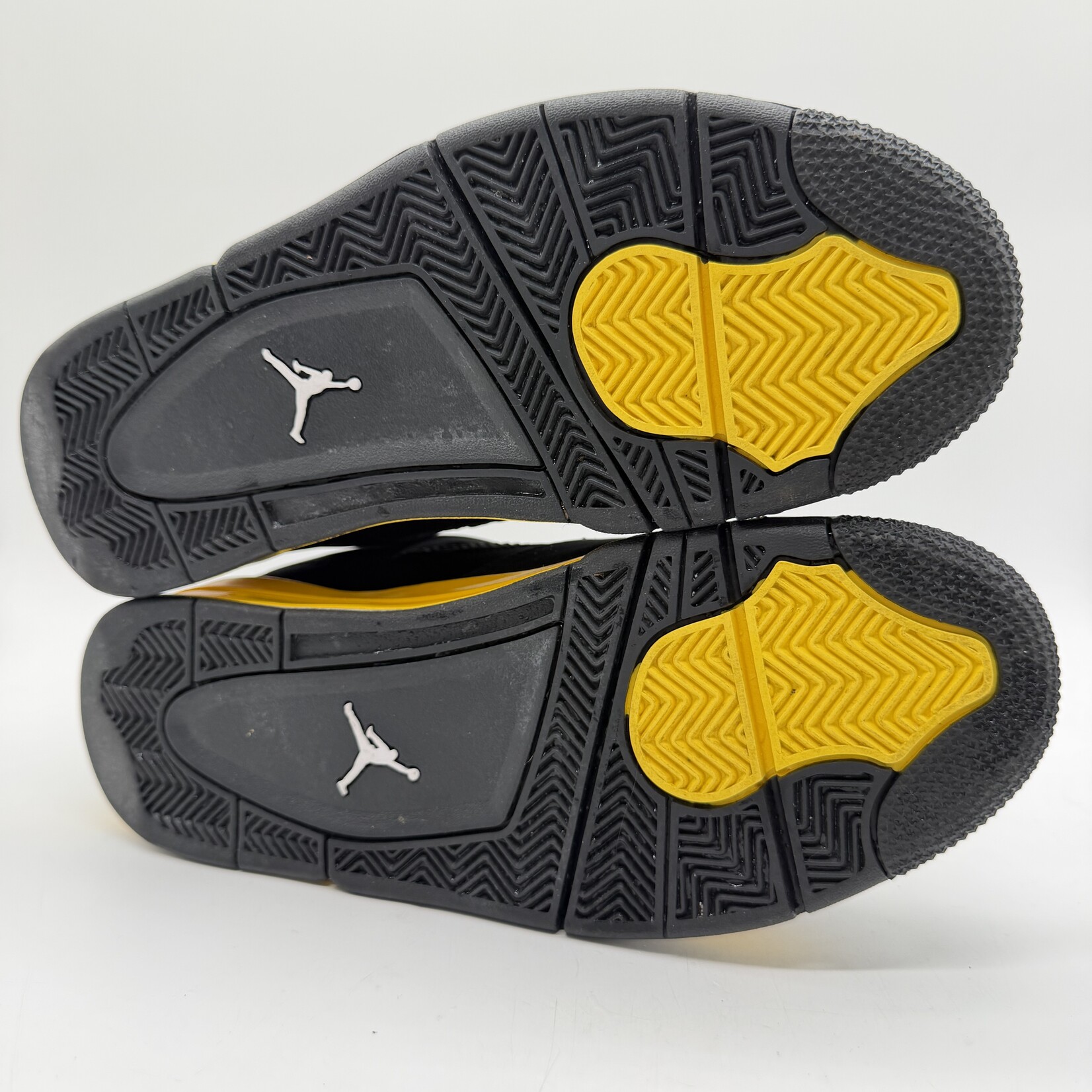 Jordan 4 Retro Thunder (2023)