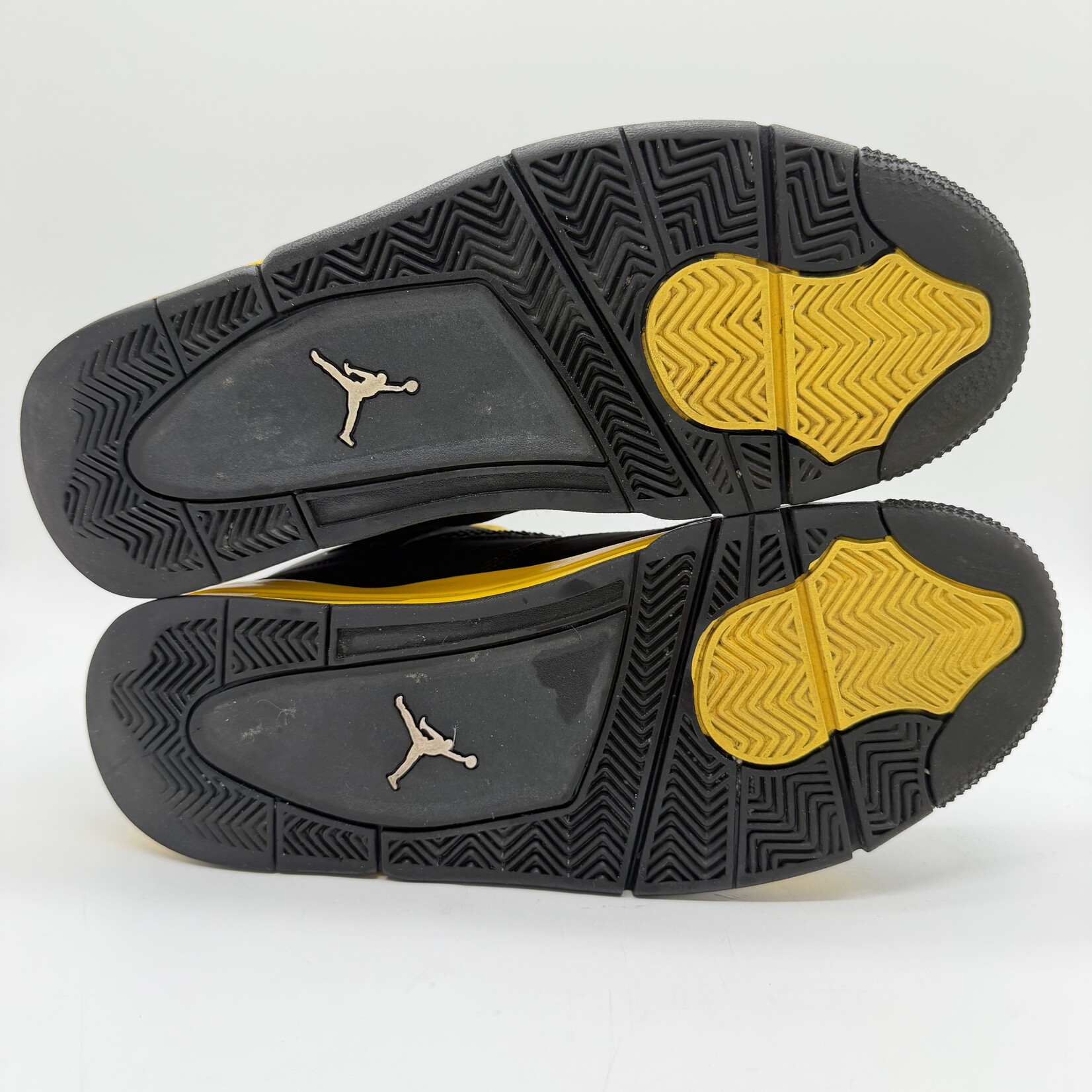 Jordan 4 Retro Thunder (2023)