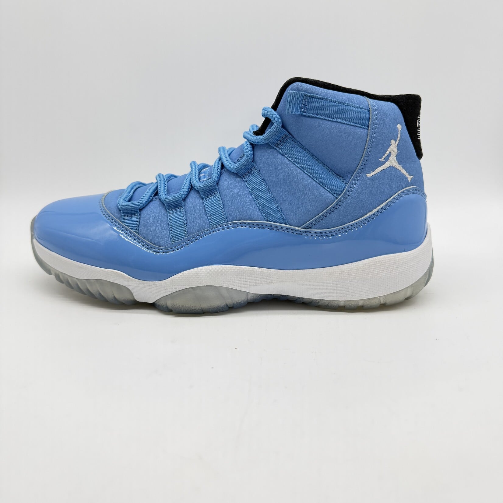 Jordan 11 Retro Pantone