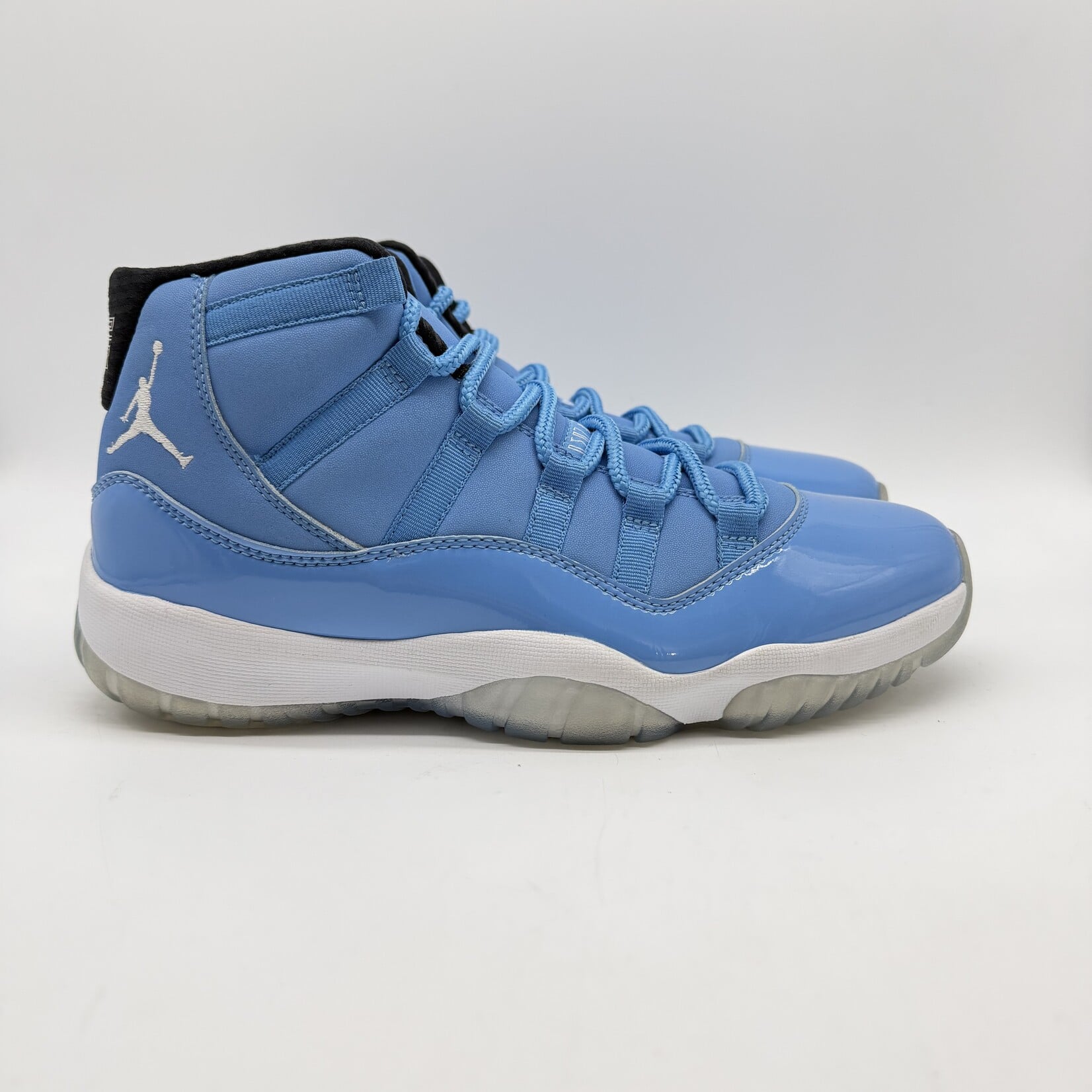 Jordan 11 Retro Pantone