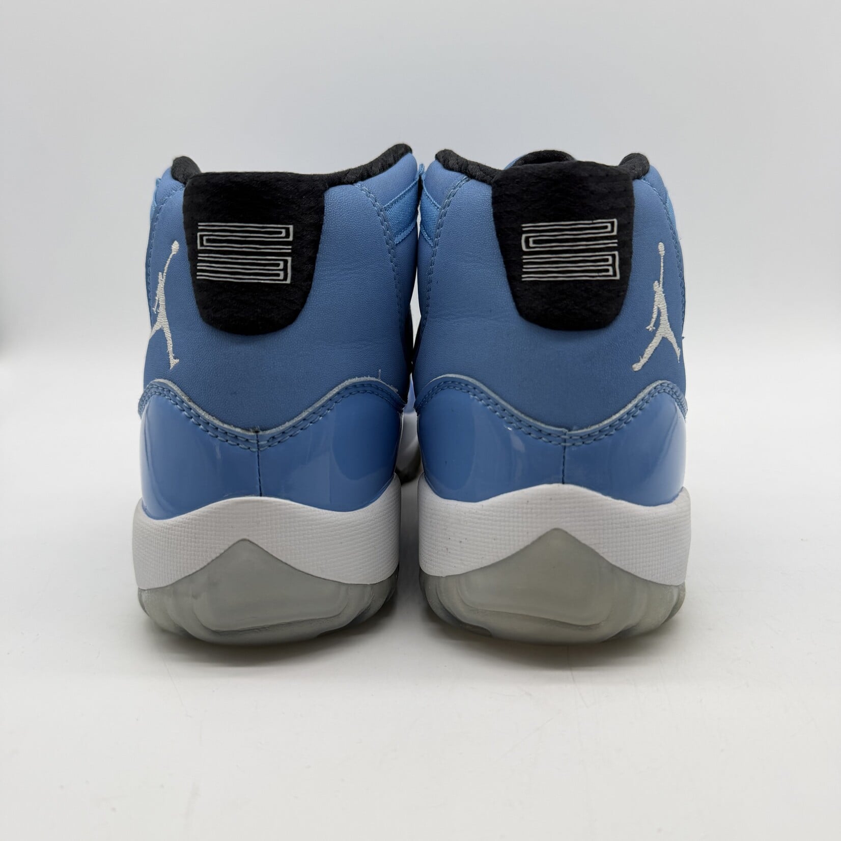 Jordan 11 Retro Pantone