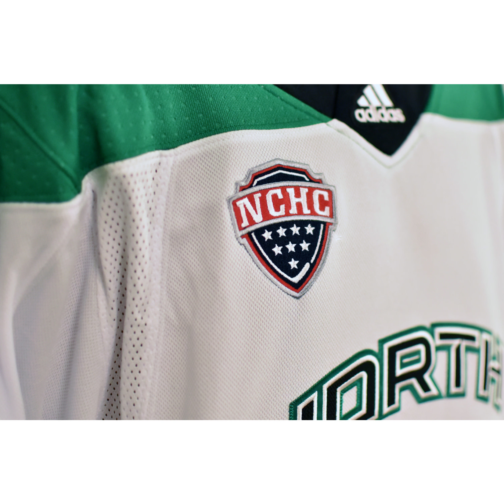 NORTH DAKOTA REPLICA COLLEGE HOCKEY SIZE LARGE JERSEY