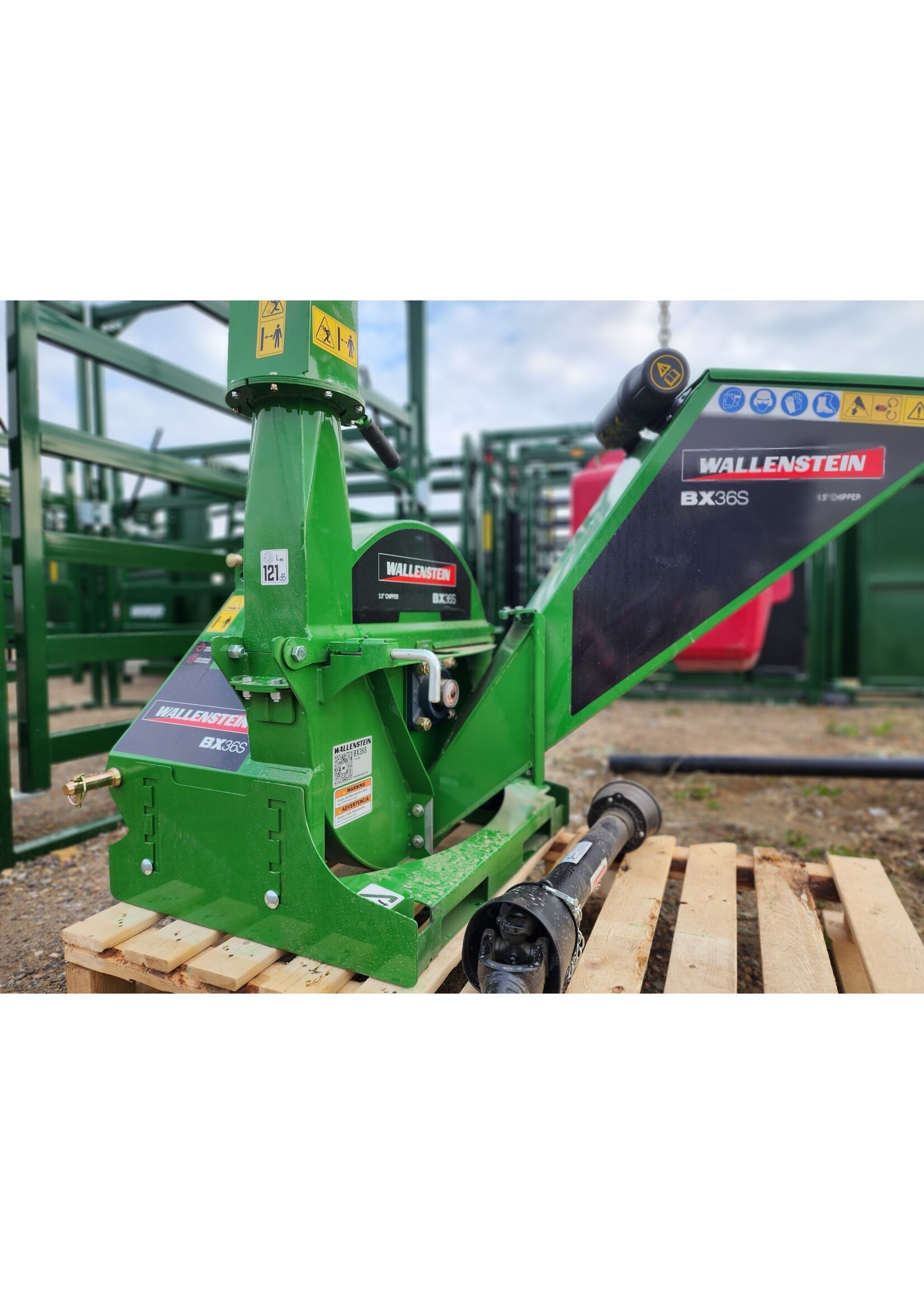 Wallenstein Wallenstein Wood Chipper - Tractor BX36S - Gravity Feed