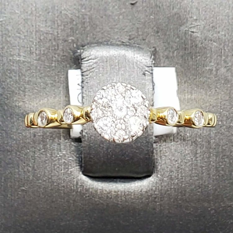 (R) 14K .26CT TDW RING , 14K YELLOW GOLD WITH ROUND DIAMOND CLUSTER CENTER AND BEZEL SET DIAMONDS ON THE MOUNTING