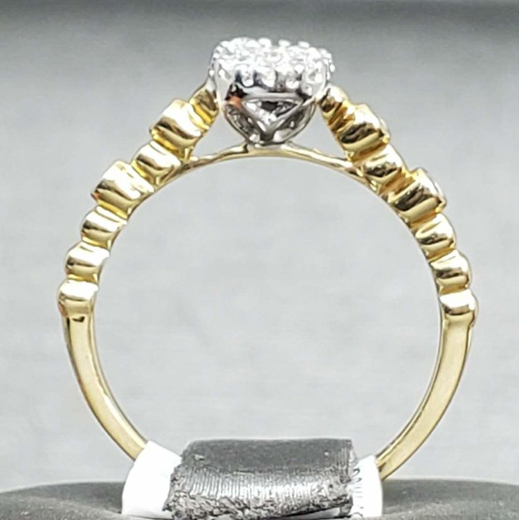 (R) 14K .26CT TDW RING , 14K YELLOW GOLD WITH ROUND DIAMOND CLUSTER CENTER AND BEZEL SET DIAMONDS ON THE MOUNTING