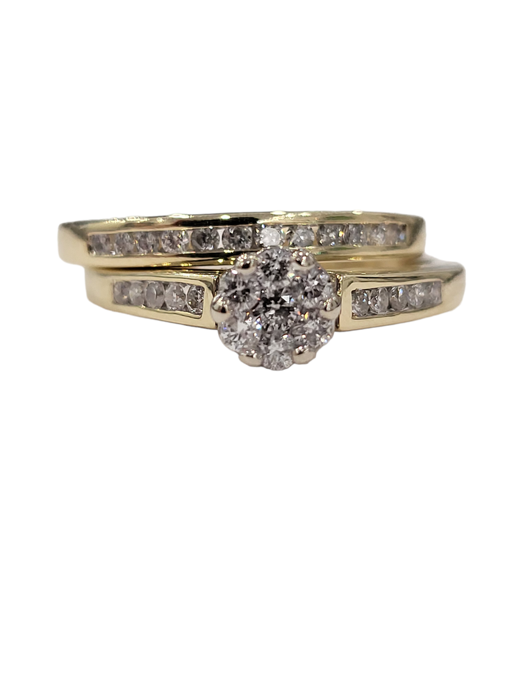 (X) 10KY .50CT TDW , 10K YELLOW GOLD WEDDING SET WITH ROUND CLUSTER DIAMOND CENTER