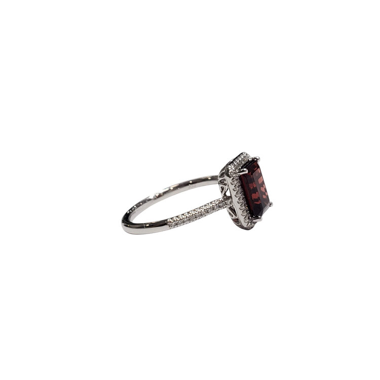 GBC (Y) 14K 2.08CT GARNET .11TDW HALO RING
