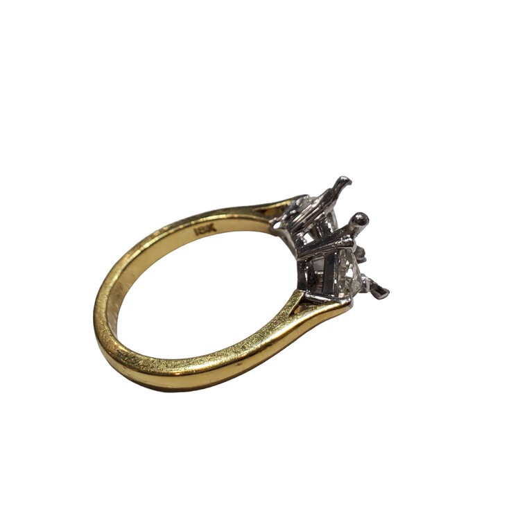 M(R) 18KY .49CT DIA THREE STONE MOUNTING WITH TRILLIAN SIDES IN 18K YELLOW GOLD