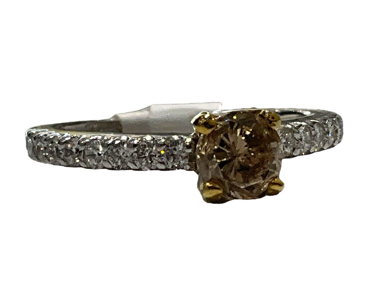 (B) 14K .70CT CHC .40MTG , 14K WHITE GOLD BRIDAL RING WITH CHOCOLATE COLOR ROUND DIAMOND CENTER WITH WHITE DIAMONDS ON THE MOUNTING