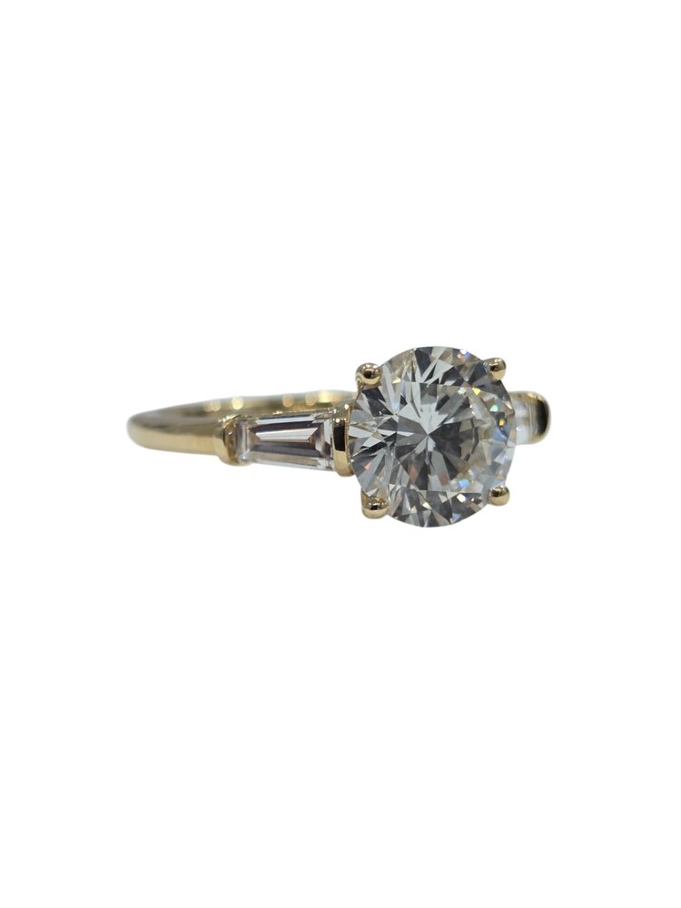DIAMOND TRADERS INTERNATIONAL (Z) 14K 2CT LAB .50MT , YELLOW GOLD LAB GROWN DIAMOND BRIDAL RING, 2 CARAT ROUND DIAMOND CENTER WITH 2 BAGUETTE DIAMONDS ON THE MOUNTING