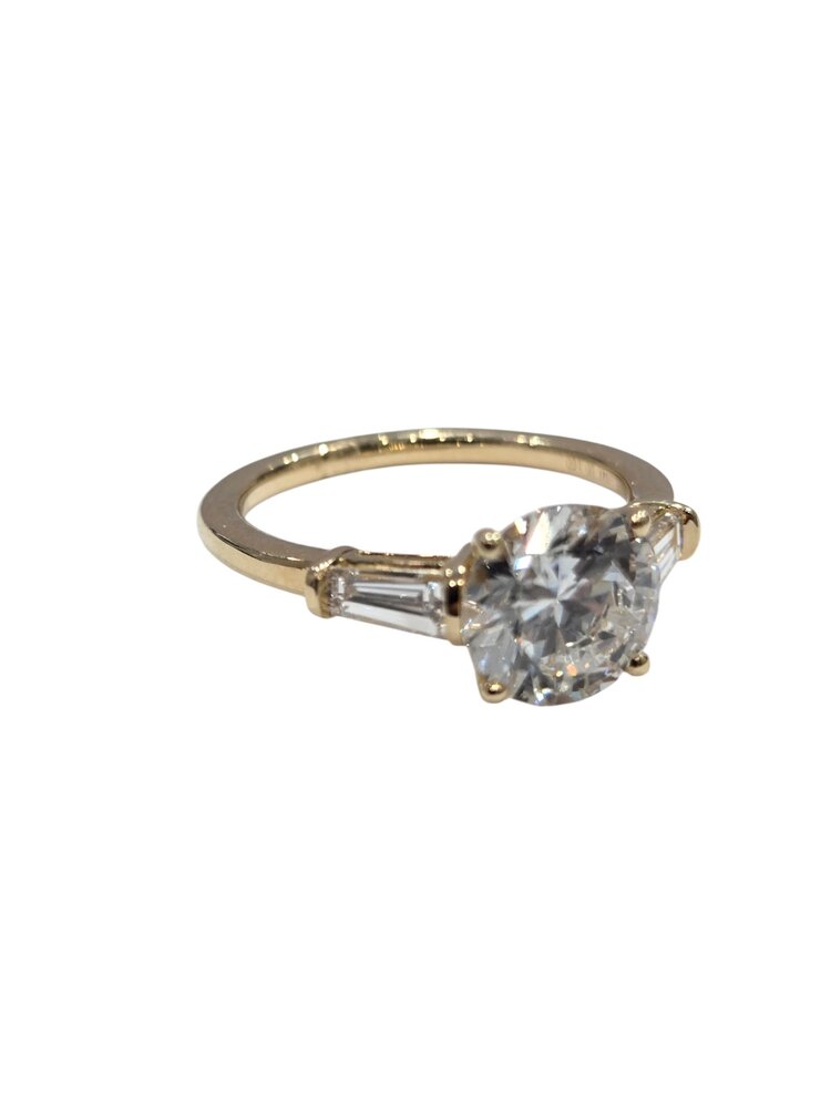 DIAMOND TRADERS INTERNATIONAL (Z) 14K 2CT LAB .50MT , YELLOW GOLD LAB GROWN DIAMOND BRIDAL RING, 2 CARAT ROUND DIAMOND CENTER WITH 2 BAGUETTE DIAMONDS ON THE MOUNTING