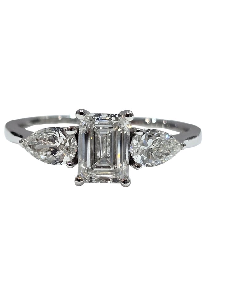 DIAMOND TRADERS INTERNATIONAL (X) 14K .85CT LAB .50MT , VVS2 F, WHITE GOLD LAB GROWN DIAMOND BRIDAL RING, EMERALD CUT CENTER DIAMOND .85 CARATS, .50 CARATS ON THE SETTING