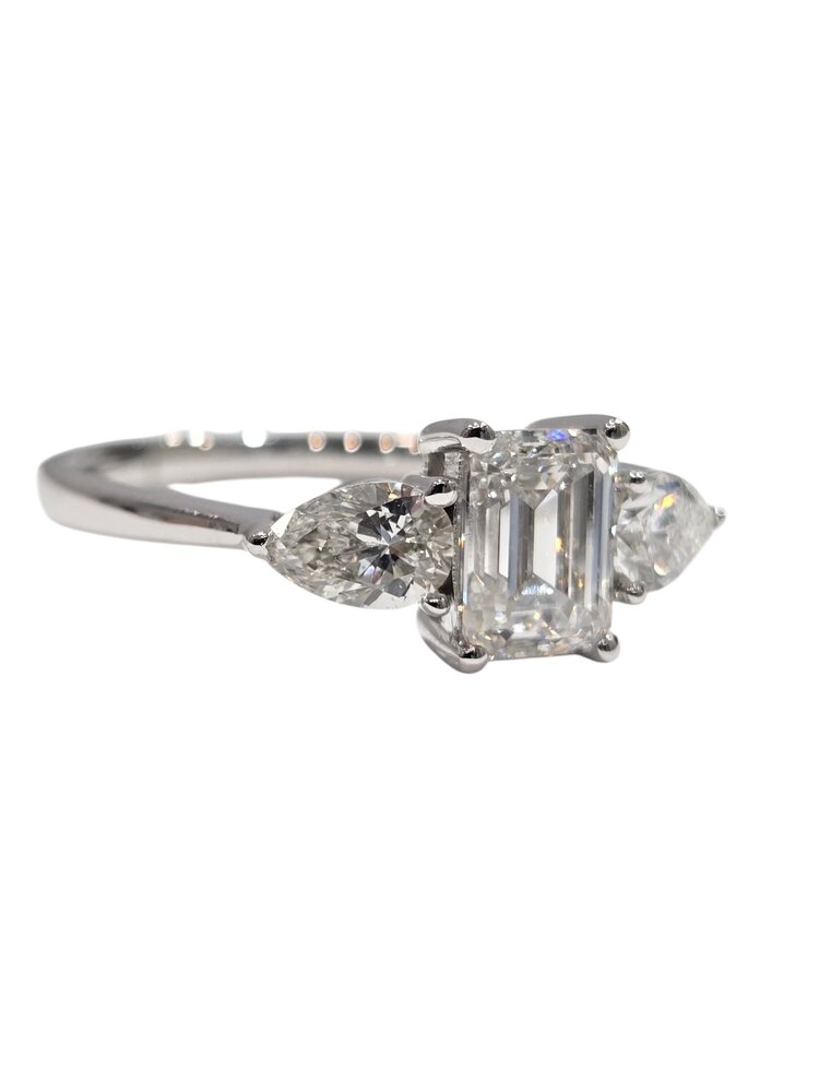 DIAMOND TRADERS INTERNATIONAL (X) 14K .85CT LAB .50MT , VVS2 F, WHITE GOLD LAB GROWN DIAMOND BRIDAL RING, EMERALD CUT CENTER DIAMOND .85 CARATS, .50 CARATS ON THE SETTING