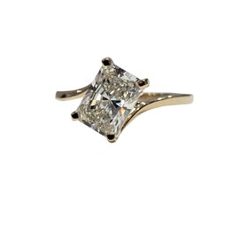 DIAMOND TRADERS INTERNATIONAL (X) 14K 1.75CT LAB VS1 F , YELLOW GOLD OFFSET LAB GROWN DIAMOND RADIANT CUT BRIDAL RING.
