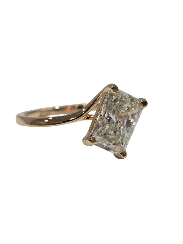 DIAMOND TRADERS INTERNATIONAL (X) 14K 1.75CT LAB VS1 F , YELLOW GOLD OFFSET LAB GROWN DIAMOND RADIANT CUT BRIDAL RING.