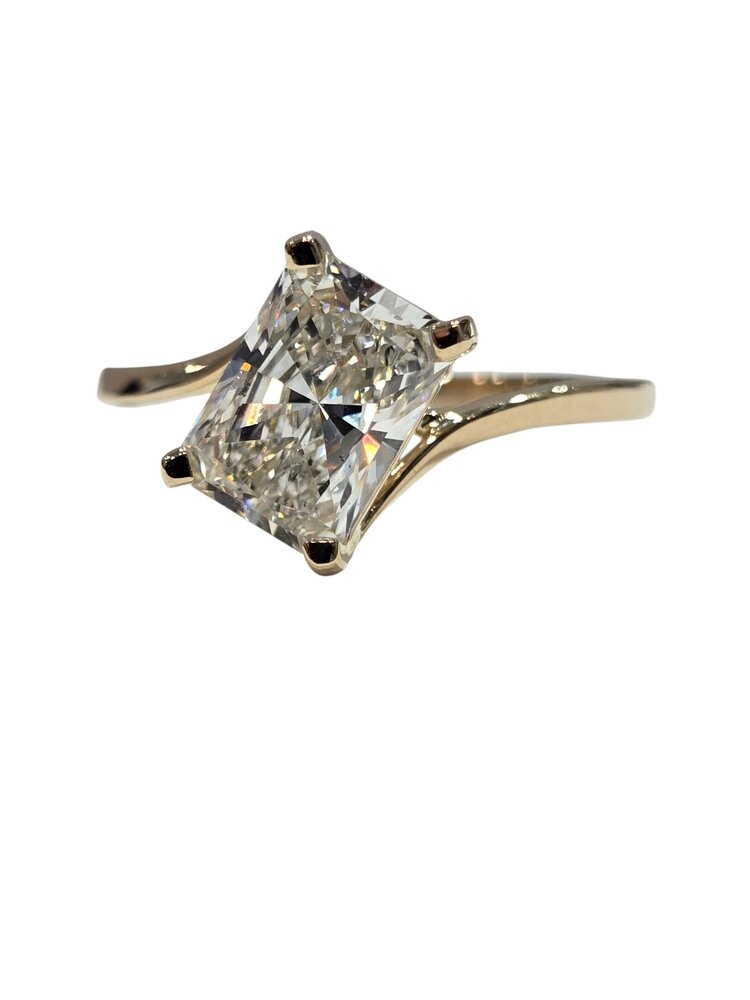 DIAMOND TRADERS INTERNATIONAL (X) 14K 1.75CT LAB VS1 F , YELLOW GOLD OFFSET LAB GROWN DIAMOND RADIANT CUT BRIDAL RING.