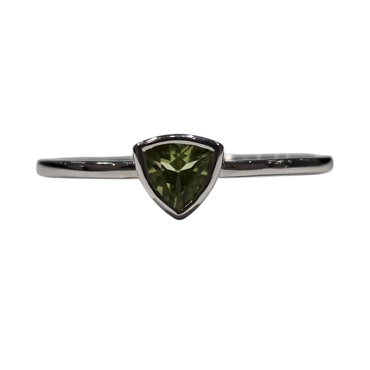 DIAMOND TRADERS INTERNATIONAL (X) 10KW PERIDOT TRILLION CUT BEZELED SOLITAIRE RING