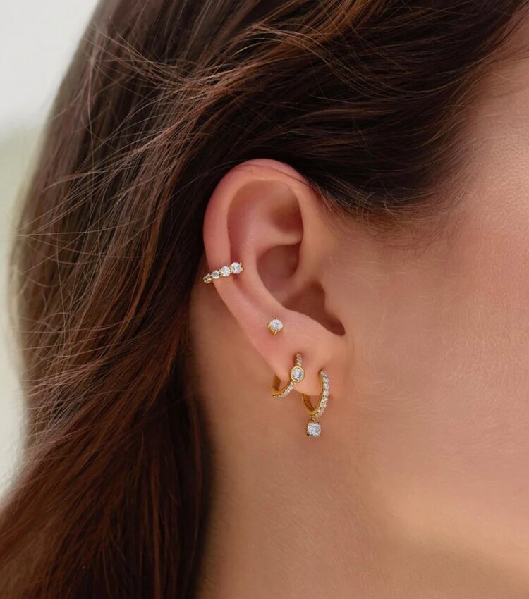 Gold Graduated Sparkle Huggie Hoop Earrings • Material: 925 Sterling Silver with 14kt Gold Plating with Cubic Zirconia • Hoop Diameter: 6.5mm • Hoop Width: 1.5mm • Weight: 1.2g