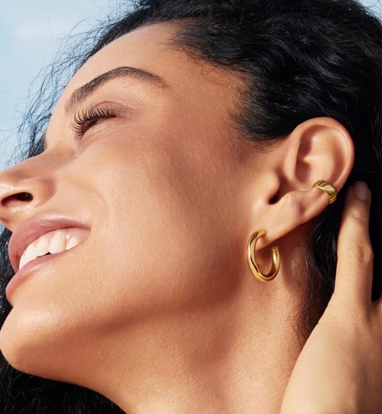 Gold Classic Tube Medium Huggie Hoop Earrings, Material: 925 Sterling Silver with 14kt Gold Plating • Hoop Diameter: 23mm • Hoop Width: 3.5mm • Weight: 3.6g