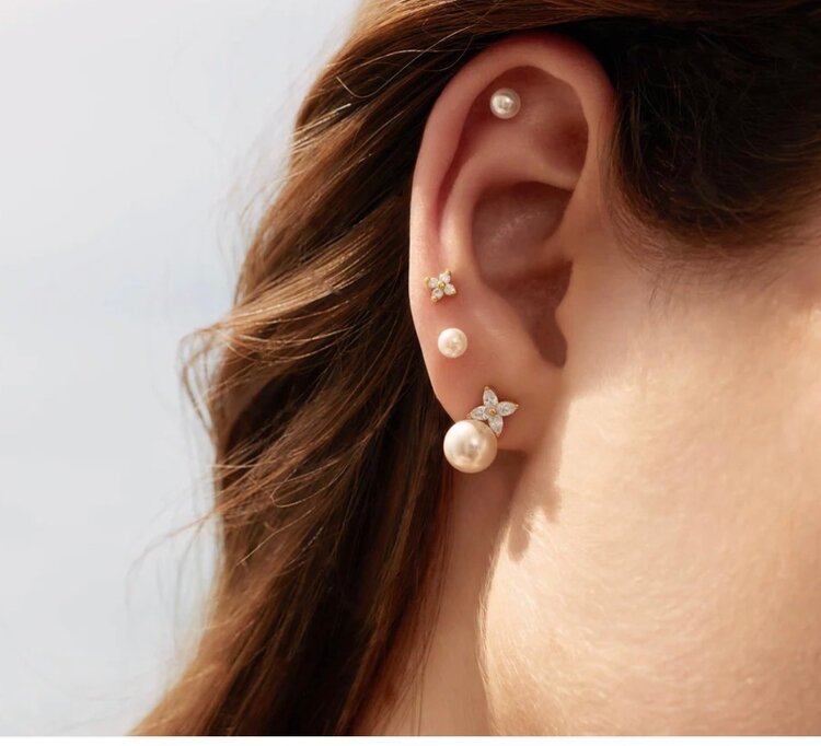 ANIA HAIE Gold Shell Pearl & Lucky Clover Stud Earrings • Material: 925 Sterling Silver with 14kt Gold Plating with Shell Pearl/Cubic Zirconia • Earring Length: 8.5mm • Earring Width: 1.5mm • Weight: 2.3g