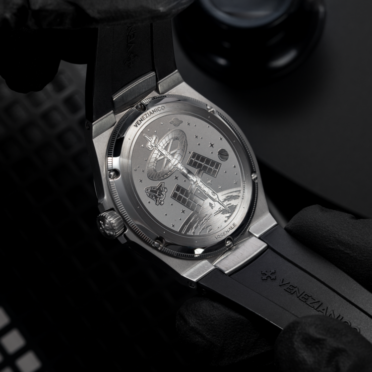 VENEZIANICO Venezianico Arsenale Ultrablack - 6221510 CASE MATERIAL: 316L Stainless Steel DIMENSIONS: Ø40mm, lug-to-lug 44mm THICKNESS: 8.95mm, including crystal DIAL: Musou Black™, 99.4% light absorbent MOVEMENT: Automatic Miyota 9029 CRYSTAL: Sapphire