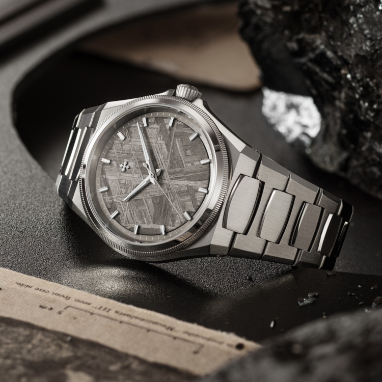 VENEZIANICO Venezianico Arsenale Meteorite - 6221560C CASE: 316L Stainless Steel, Satin Finish  DIMENSIONS: Ø40mm, lug-to-lug 44mm DIAL: Natural Meteorite CRYSTAL: Sapphire LUMINESCENT PIGMENT: BGW9 Super-LumiNova®  THICKNESS: 9.95mm