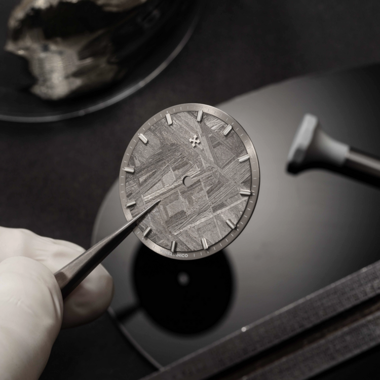 VENEZIANICO Venezianico Arsenale Meteorite - 6221560C CASE: 316L Stainless Steel, Satin Finish  DIMENSIONS: Ø40mm, lug-to-lug 44mm DIAL: Natural Meteorite CRYSTAL: Sapphire LUMINESCENT PIGMENT: BGW9 Super-LumiNova®  THICKNESS: 9.95mm