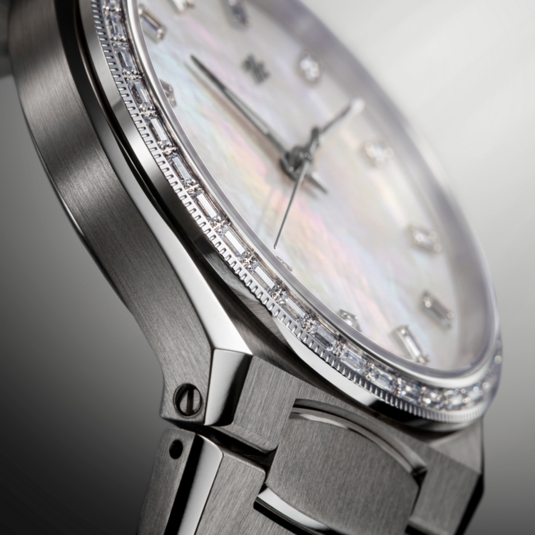 VENEZIANICO Venezianico Arsenale Moissanite - 6121511C CASE MATERIAL: 316L Stainless Steel DIMENSIONS: Ø37mm, lug-to-lug 41.10mm THICKNESS: 9mm, including crystal BEZEL: Stainless Steel, knurled finish, with baguette-cut lab-grown moissanite  Crystsal: Sapphire