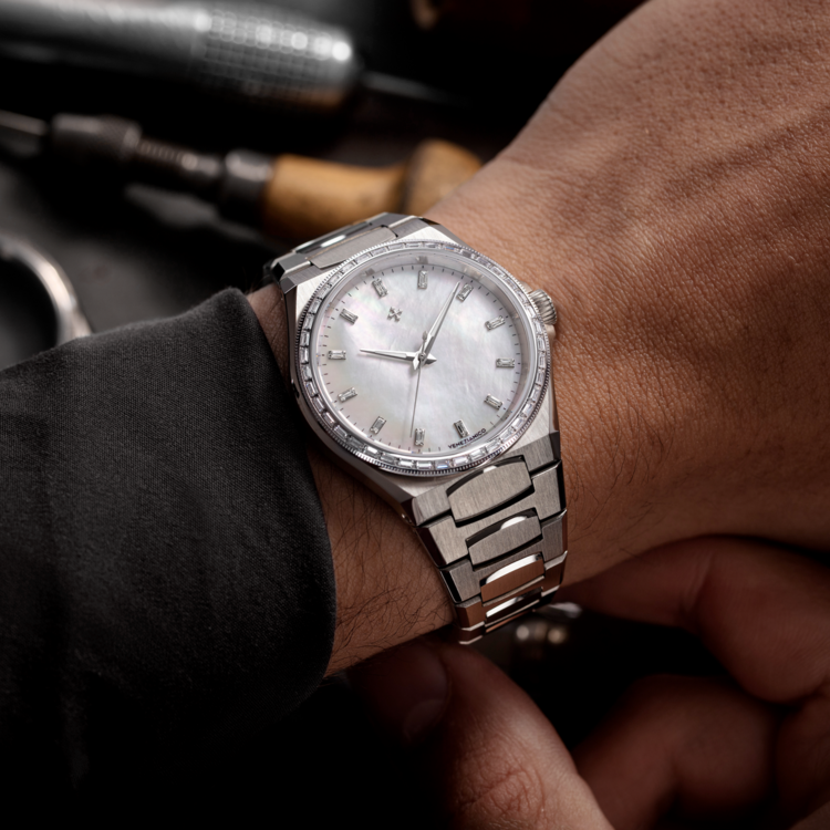 VENEZIANICO Venezianico Arsenale Moissanite - 6121511C CASE MATERIAL: 316L Stainless Steel DIMENSIONS: Ø37mm, lug-to-lug 41.10mm THICKNESS: 9mm, including crystal BEZEL: Stainless Steel, knurled finish, with baguette-cut lab-grown moissanite  Crystsal: Sapphire