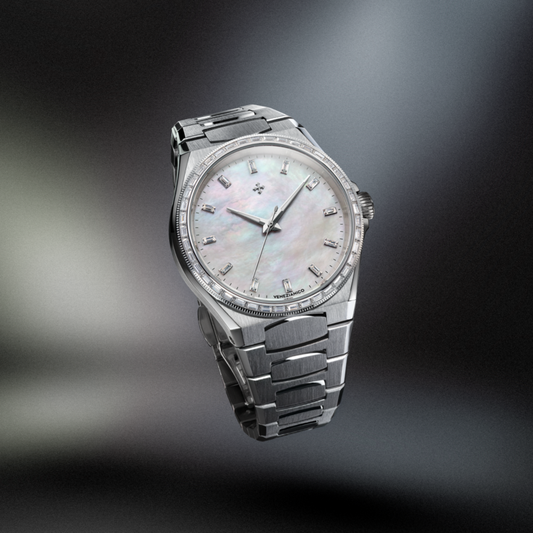 VENEZIANICO Venezianico Arsenale Moissanite - 6121511C CASE MATERIAL: 316L Stainless Steel DIMENSIONS: Ø37mm, lug-to-lug 41.10mm THICKNESS: 9mm, including crystal BEZEL: Stainless Steel, knurled finish, with baguette-cut lab-grown moissanite  Crystsal: Sapphire