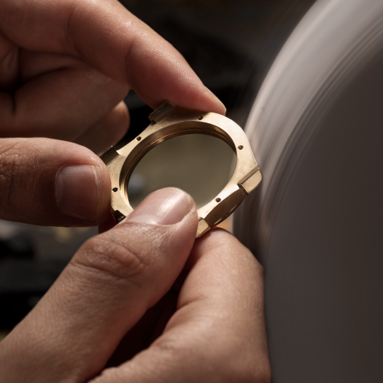 VENEZIANICO Venezianico Arsenale Bronzo - 6221556 CASE: Bronze QAI9-4, Satin Finish DIMENSIONS: Ø40mm, lug-to-lug 44mm LUMINESCENT PIGMENT: BGW9 Super-LumiNova® THICKNESS: 9.95mm, including crystal MOVEMENT: Cal. Miyota 9039 Automatic CRYSTAL: Sapphire BEZEL: Bronze