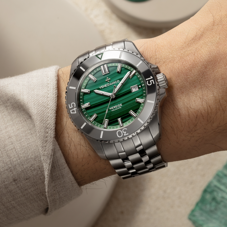 VENEZIANICO Venezianico Nereide Malachite - 4521544S CASE MATERIAL: 316L Stainless Steel DIAL: Malachite natural stone DIMENSIONS: Ø42mm, lug to lug 49mm MOVEMENT: Swiss Made Cal. Sellita SW200-1 Automatic CRYSTAL: Sapphire Crystal with Anti-Reflective Coating