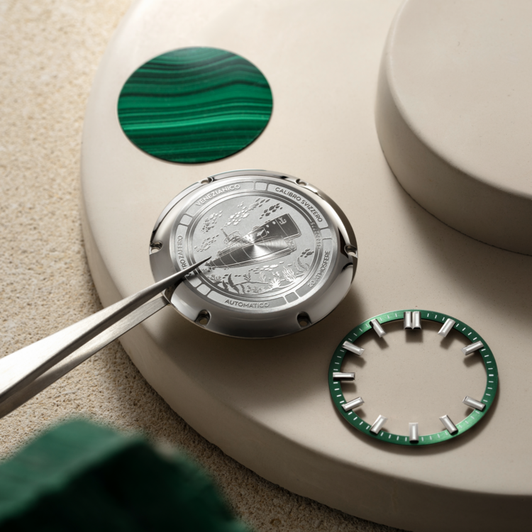 VENEZIANICO Venezianico Nereide Malachite - 4521544S CASE MATERIAL: 316L Stainless Steel DIAL: Malachite natural stone DIMENSIONS: Ø42mm, lug to lug 49mm MOVEMENT: Swiss Made Cal. Sellita SW200-1 Automatic CRYSTAL: Sapphire Crystal with Anti-Reflective Coating